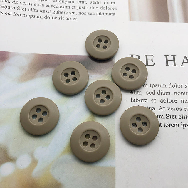 Em estoque costura de alta qualidade 4 furos bot&atilde;o de resina de 18 mm para roupas de camuflagem