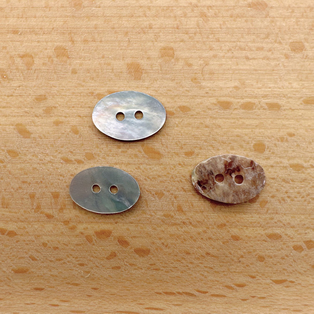 في المخزون بالجملة غير النظامية الشكل البيضاوي مربع القلب زهرة ستار الطبيعية زر شل الحقيقي للقميص