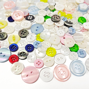 Boutons en r&eacute;sine effet perle en plastique de couleur de logo personnalis&eacute; pour chemise