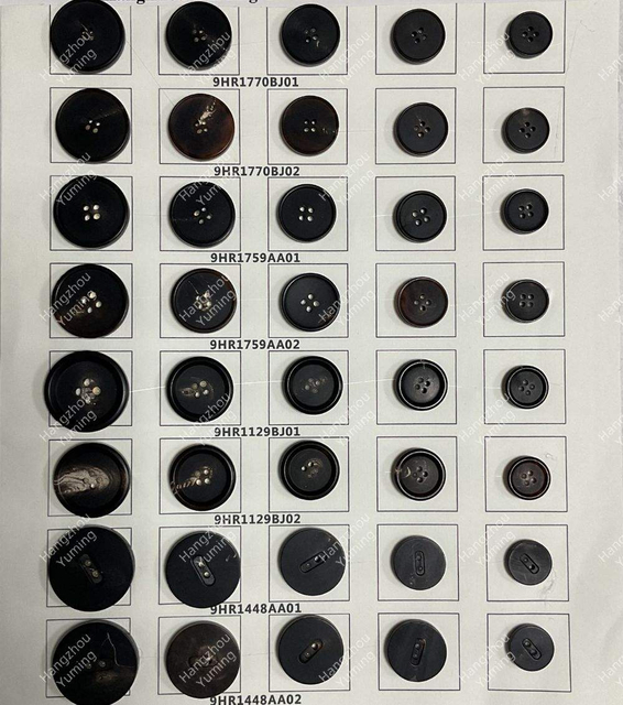 Bottone a 4 fori in vero corno di bue di bufalo naturale di varie dimensioni in colore personalizzato per abito