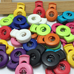 Altezza 27 mm Larghezza 18 mm Tappo a molla rotondo con foro singolo. Tappo in plastica con chiusura per cavo