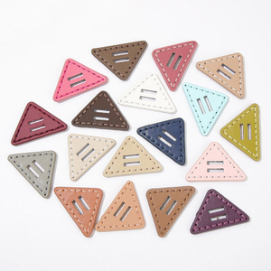 Accessori per cucire Triangolo all'ingrosso Bottone in pelle PU colorato vintage a 2 fori per abbigliamento