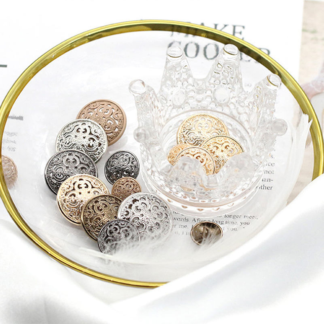 Disponibili bottoni rotondi con gambo in metallo stile retr&ograve; per mantello