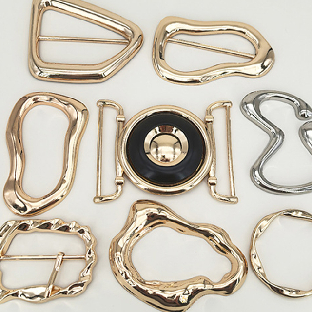 Fibbia in metallo con decorazione di elementi oceanici di forma irregolare multi stili 