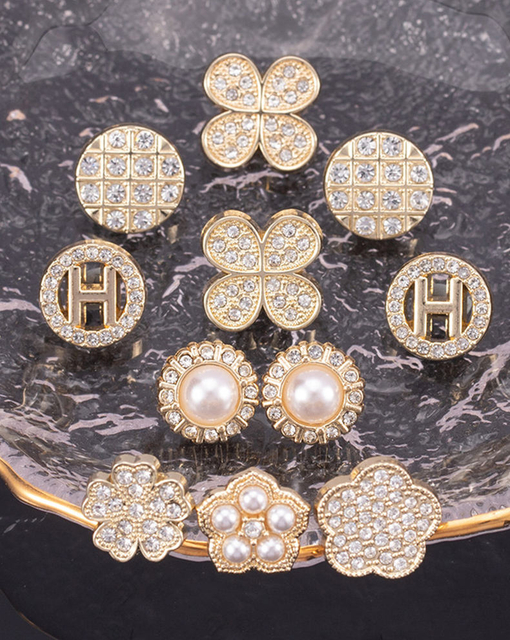 En stock Bot&oacute;n de ca&ntilde;a de metal con diamantes de imitaci&oacute;n brillantes dorados elegantes para camisa