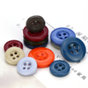 En stock, entrega r&aacute;pida, venta al por mayor, 15mm, 20mm, borde ancho cl&aacute;sico, 4 agujeros, bot&oacute;n redondo de resina de pl&aacute;stico colorido