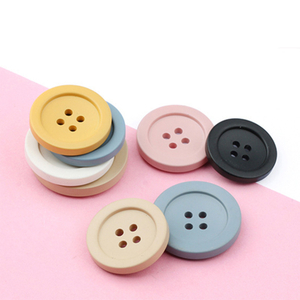 Gros fantaisie color&eacute; mat large bord 4 trous boutons en r&eacute;sine plastique pour manteau pull chemise
